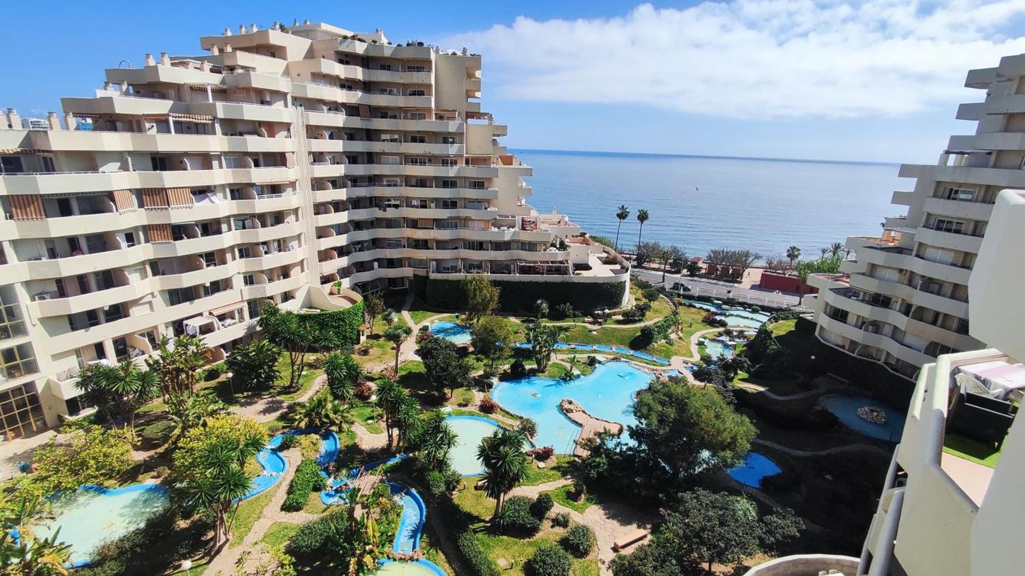 Benal With Sunny Terrace And Water Park Appartement