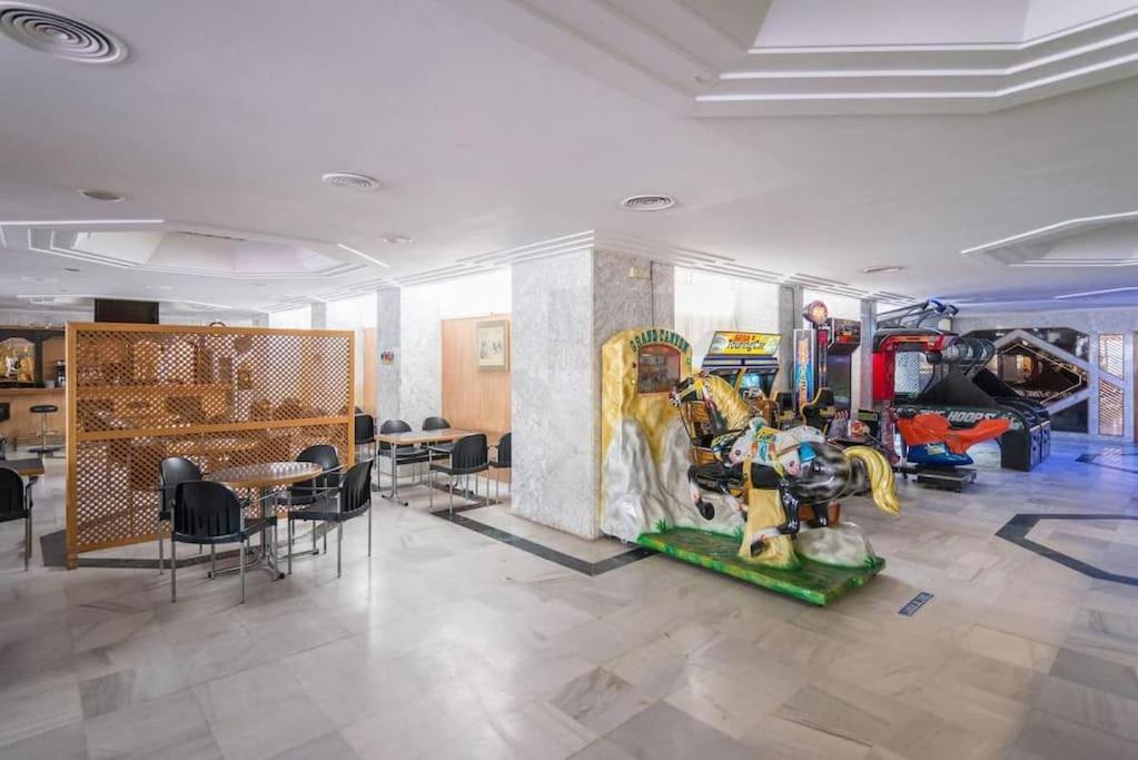 Benal With Sunny Terrace And Water Park Appartement